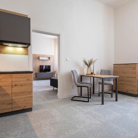 Alure Residences 10 - 24H Self Check-In & Private Parking Next To The Apartment Building Included, City Center Right On Snp Square In A Quiet Passage, New Building, Best Deal In Town Banská Bystrica Esterno foto