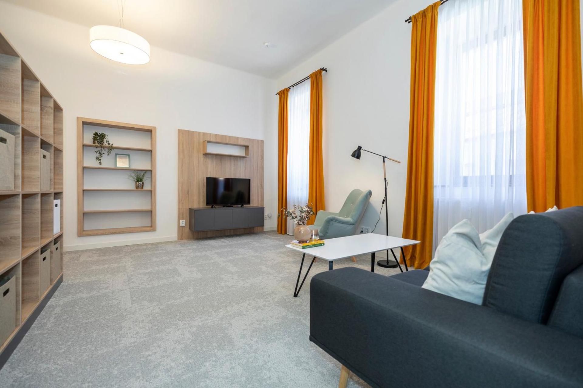 Alure Residences 10 - 24H Self Check-In & Private Parking Next To The Apartment Building Included, City Center Right On Snp Square In A Quiet Passage, New Building, Best Deal In Town Banská Bystrica Esterno foto